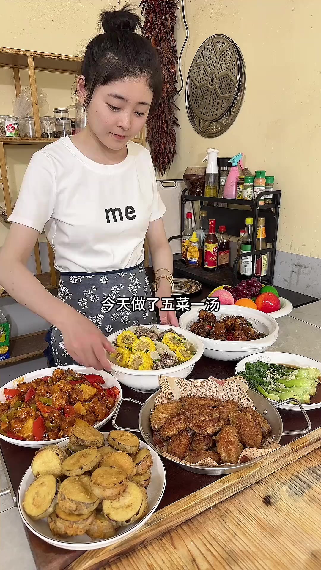 一桌家常菜秒变摆摊爆款，路人疯抢停不下来！