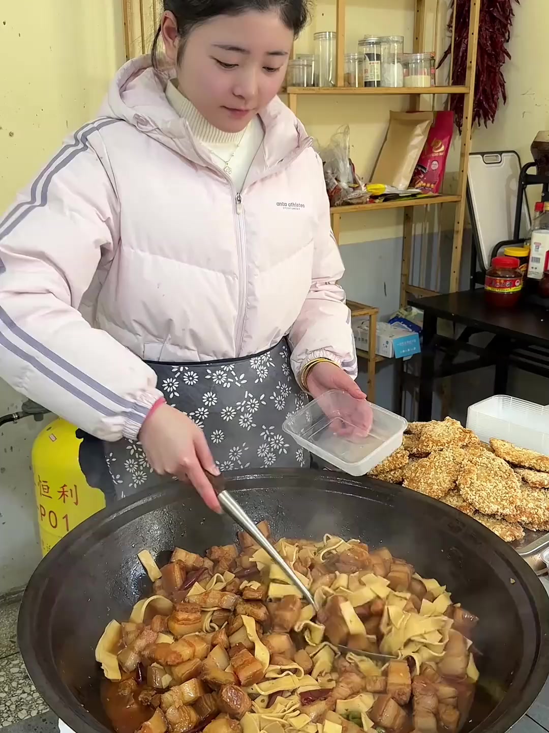 姐妹们,鸡排终于来了,煎炸,空气炸锅都可以做,做出来外酥里嫩,真的特别好吃