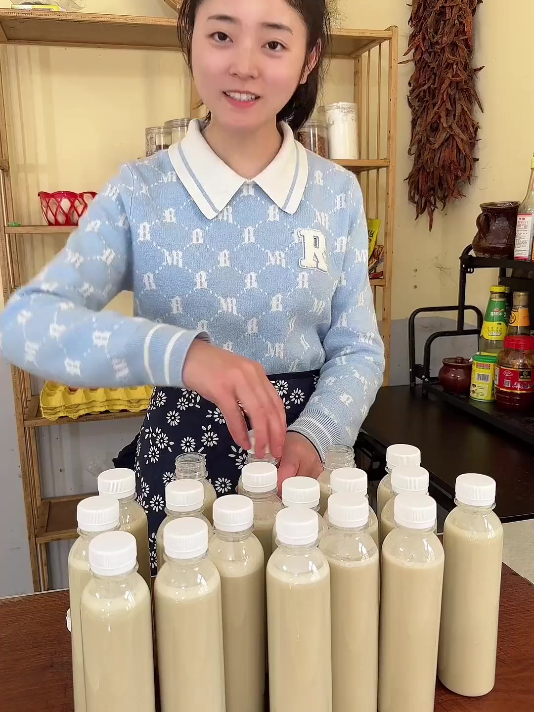 30杯冰镇绿豆沙牛乳,姐顶着烈日送给环卫工,一句心里话让人破防!