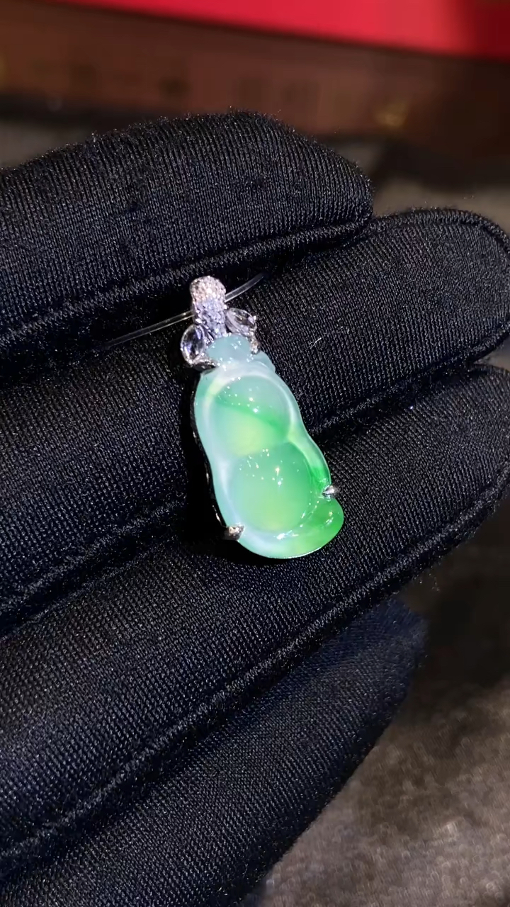 冰阳绿翡翠花生吊坠,寓意:好事发生!