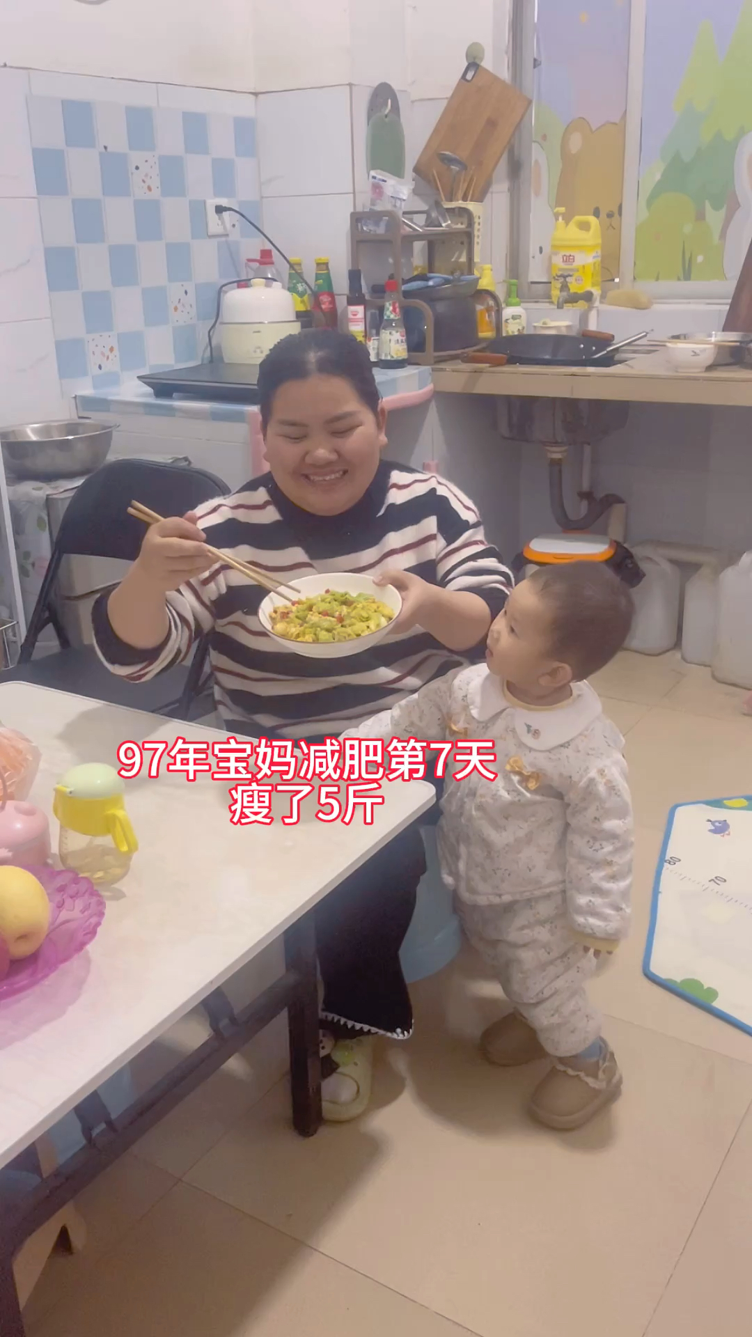 97年宝妈独自带娃减肥一周瘦了5斤,今天吃黄瓜炒鸡蛋