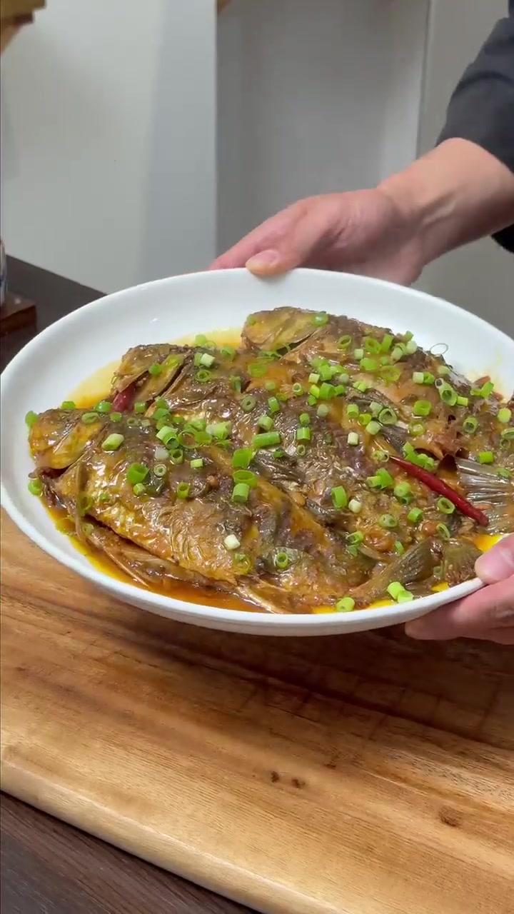 酱焖鲫鱼这样做,连汤汁都能干三碗米饭!!