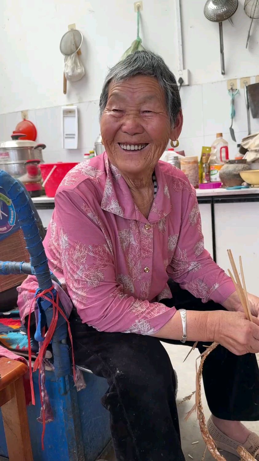 延延杀了三个老母鸡，做的地锅鸡！味道对症的很