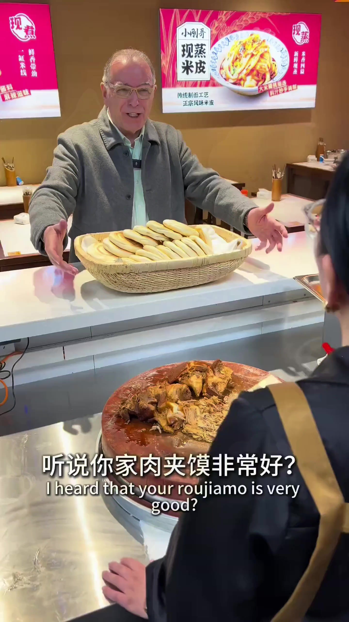 西安肉夹馍吃出境界了,老外Peter开创意大利系肉夹馍