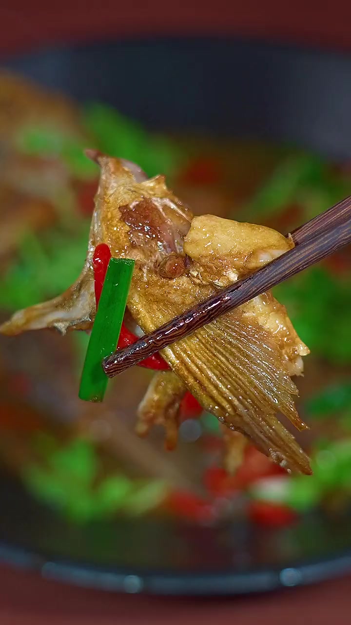 红烧鳊鱼像我这样做,香辣下饭,做法还非常简单!