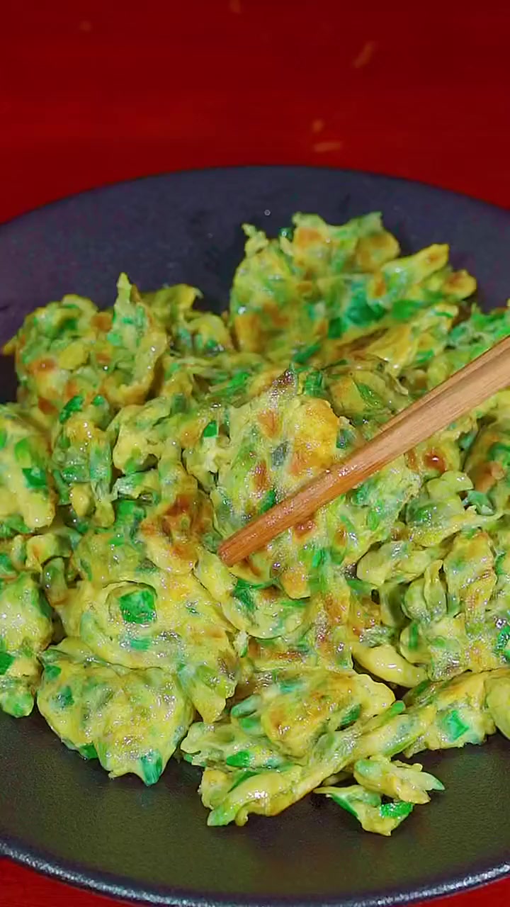 槐花炒鸡蛋做法简单，非常好吃还很下饭，而且香气扑鼻！