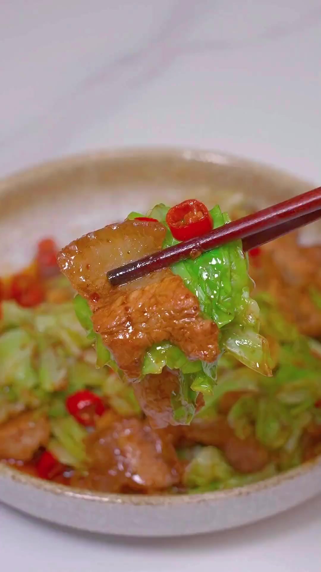 包菜炒肉片这样做，简单美味，真的太好吃了