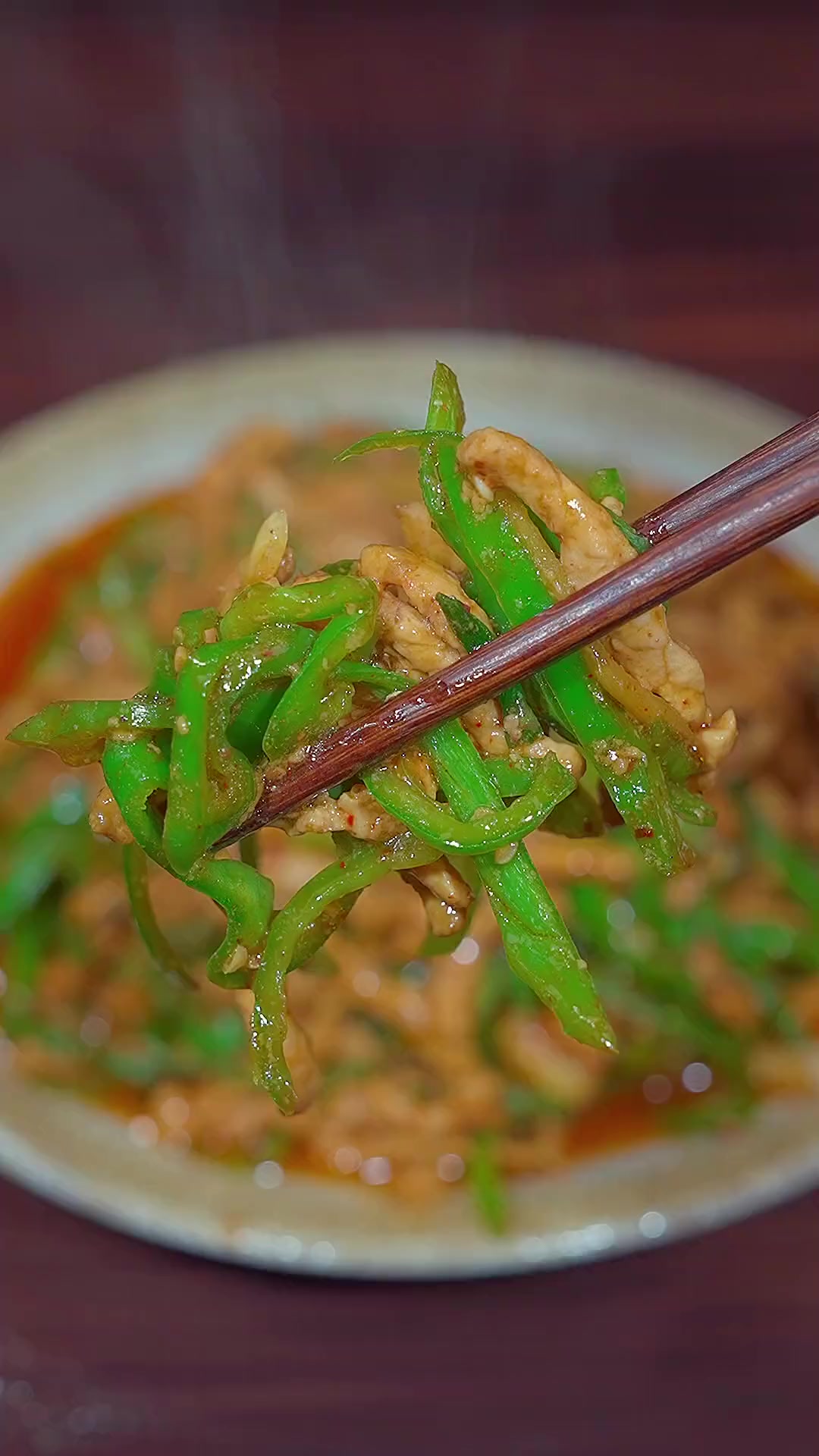 青椒炒肉丝这么做香辣入味，肉丝滑嫩不塞牙，好吃又下饭