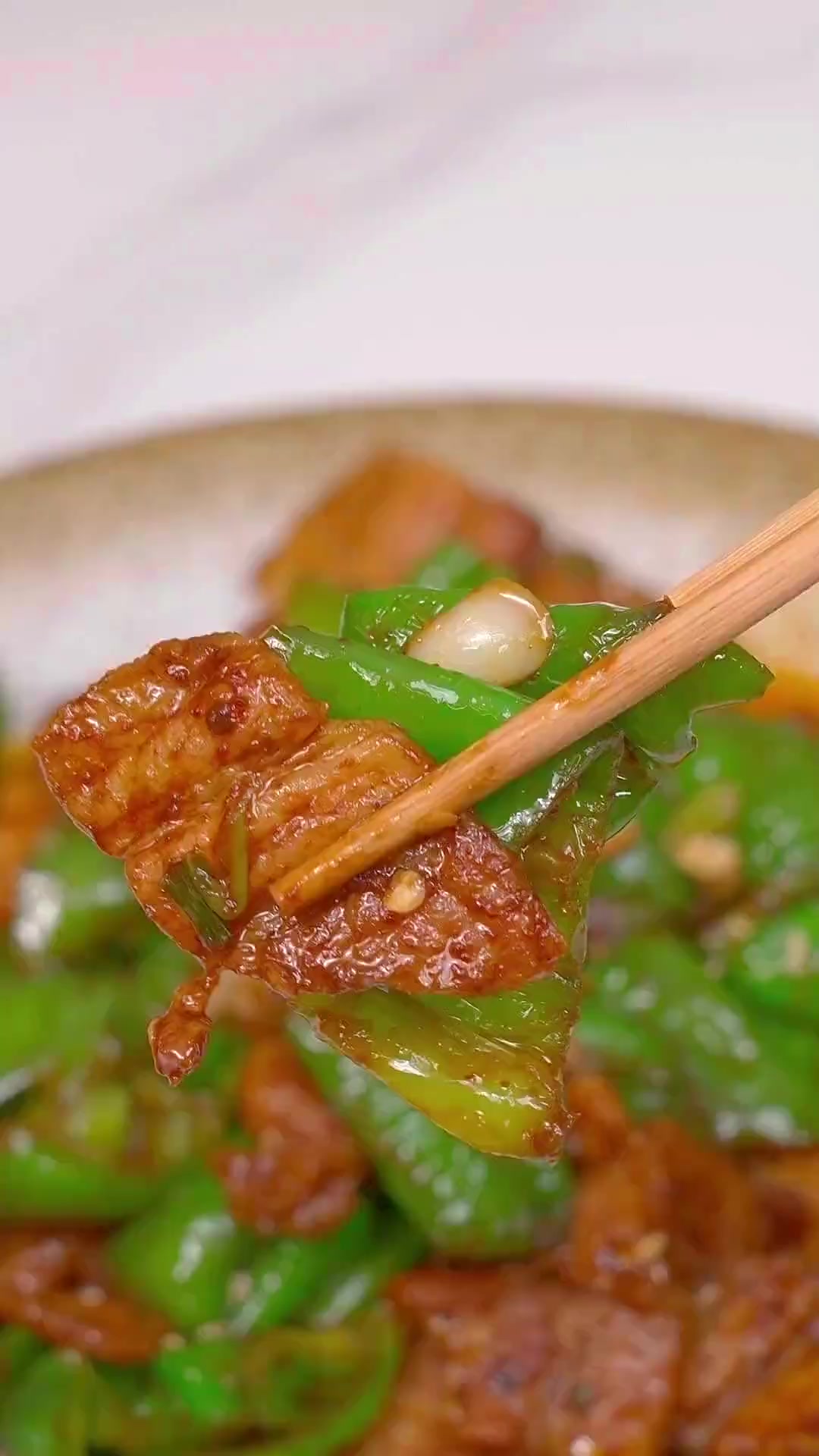 辣椒炒肉像我这样做香辣下饭，做法简单，真的太好吃了