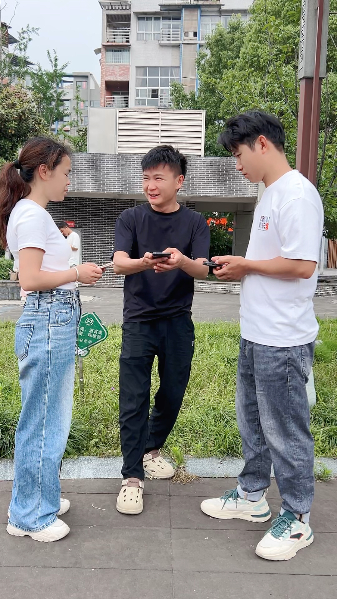 感情拿我来当你俩的垫脚石了？