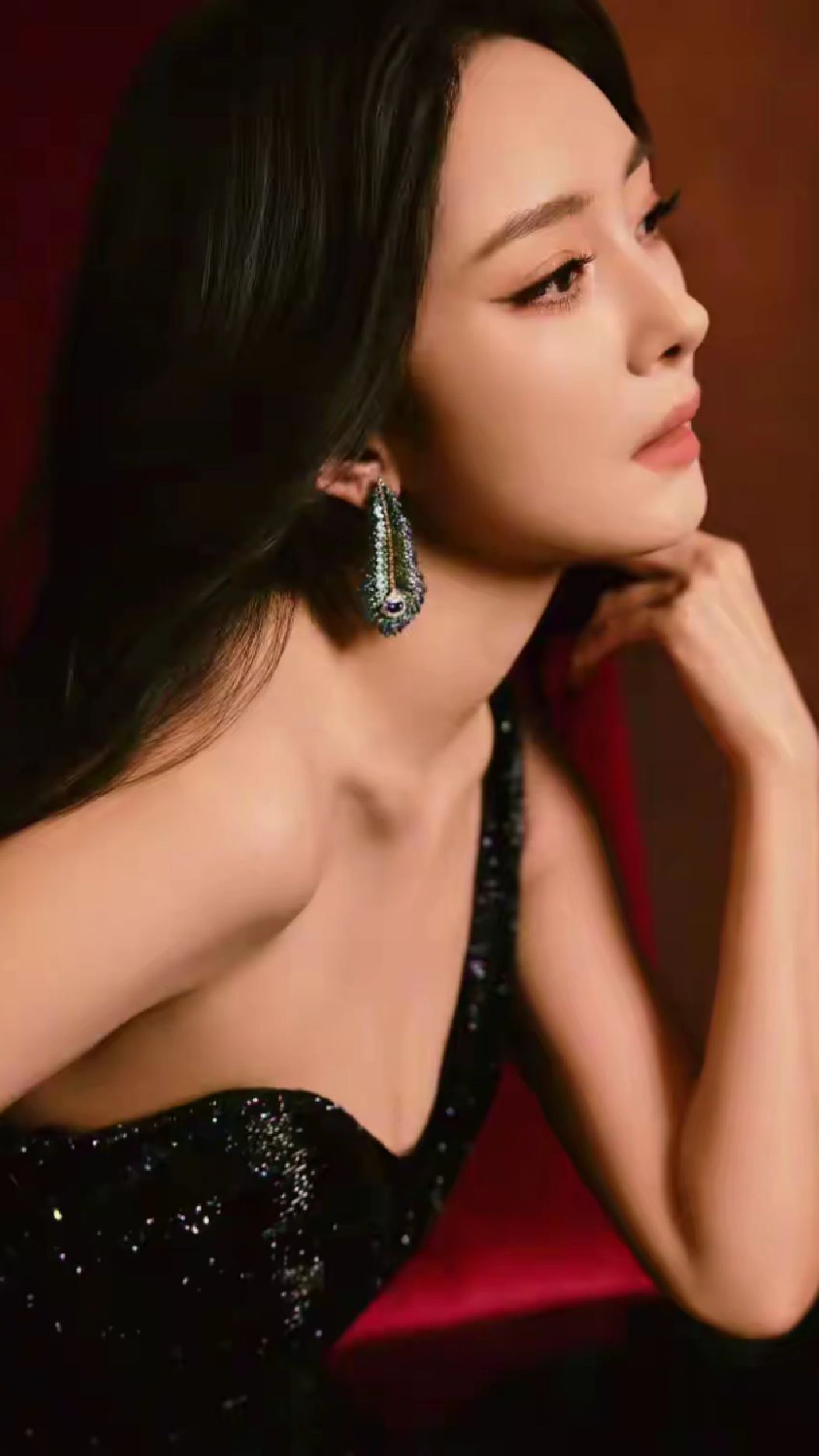 杨幂杀疯了!身着黑色鱼尾裙亮相上合电影节,美到挪不开眼