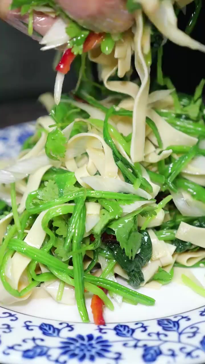 菠菜拌豆皮特别适合夏天吃的简单又下酒小凉菜！