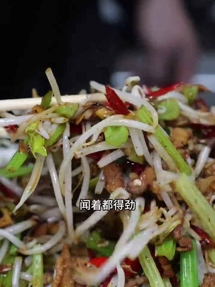 芹菜绿豆芽炒肉丝有锅气味的家常小炒简单还好吃!