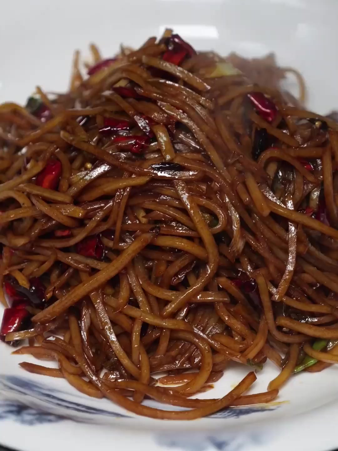 3大勺油2把辣椒爆炒咸菜丝，教你不用盐的老抽炒法，香到流口水！
