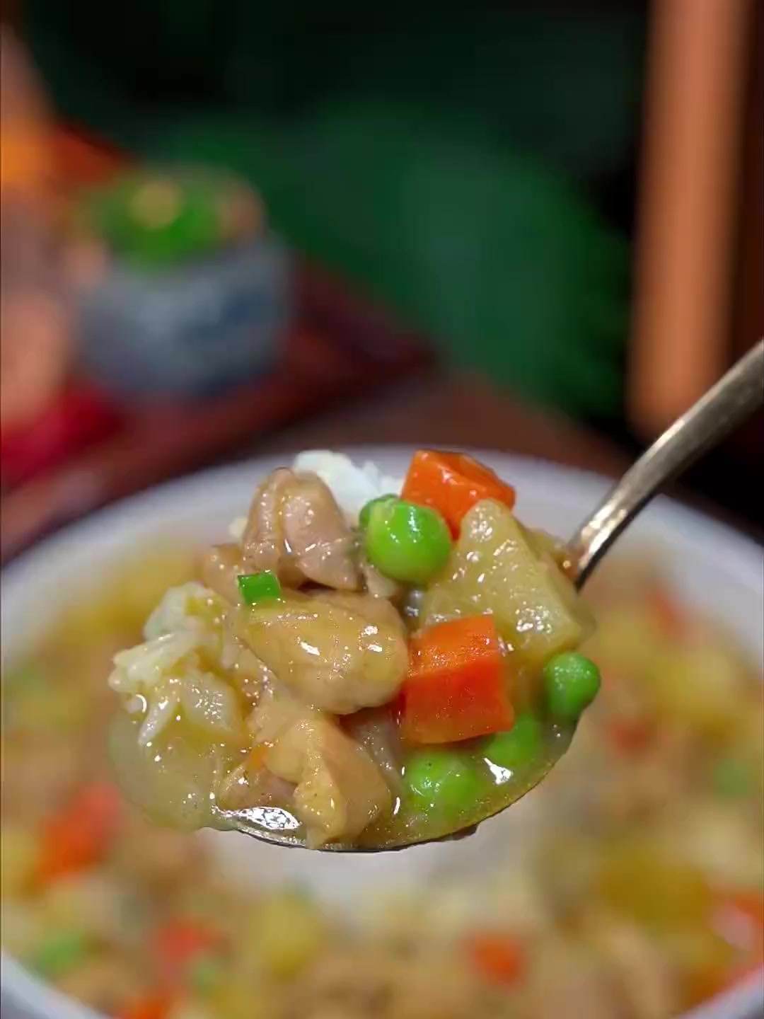 咖喱鸡肉饭自己在家做，孩子们特别喜欢吃！