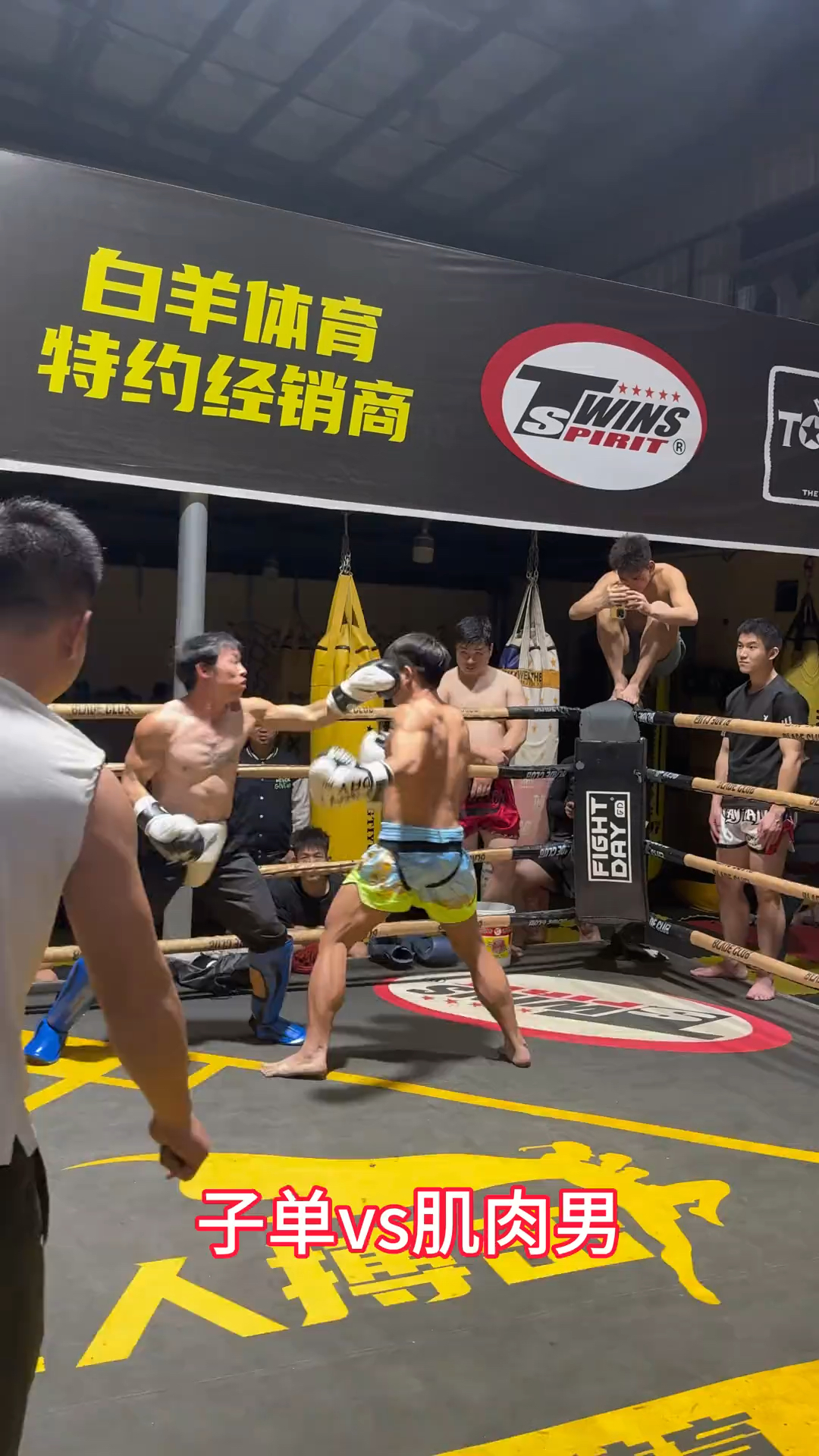 榜一大哥安排赞助的比赛,搏击肌肉男vs湖北第一高手甄子丹