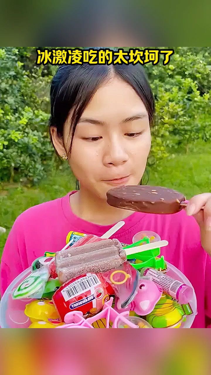 美女的冰激凌吃的太坎坷了!