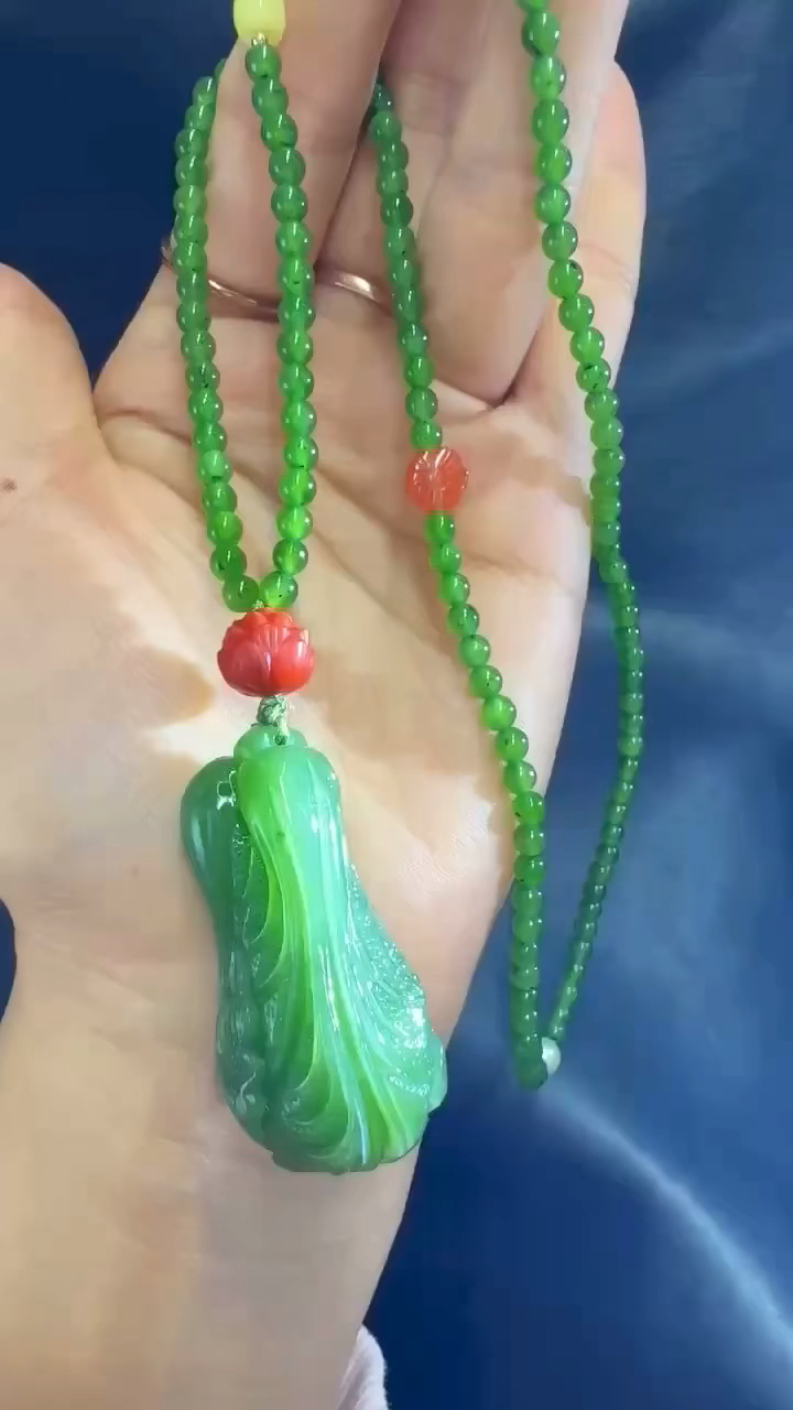 碧玉白菜具有发财的寓意因为白菜的谐音是白财有着聚拢财富的象征