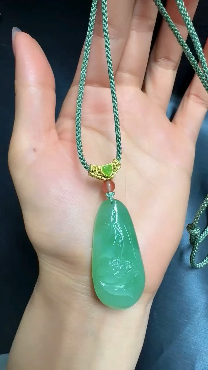 碧玉粉绿吉祥挂件玉质细腻 雕刻精美寓意年年有鱼好事连连