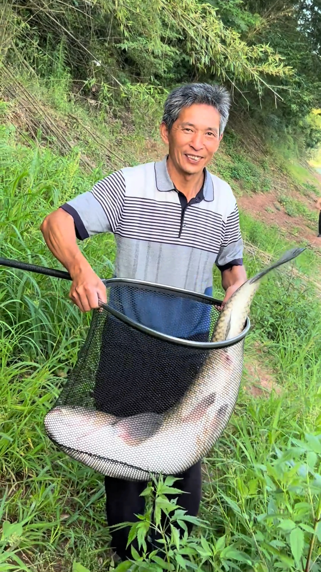 第一次钓到三十斤的草鱼拍起照来有些腼腆,不过鱼肉真好吃啊