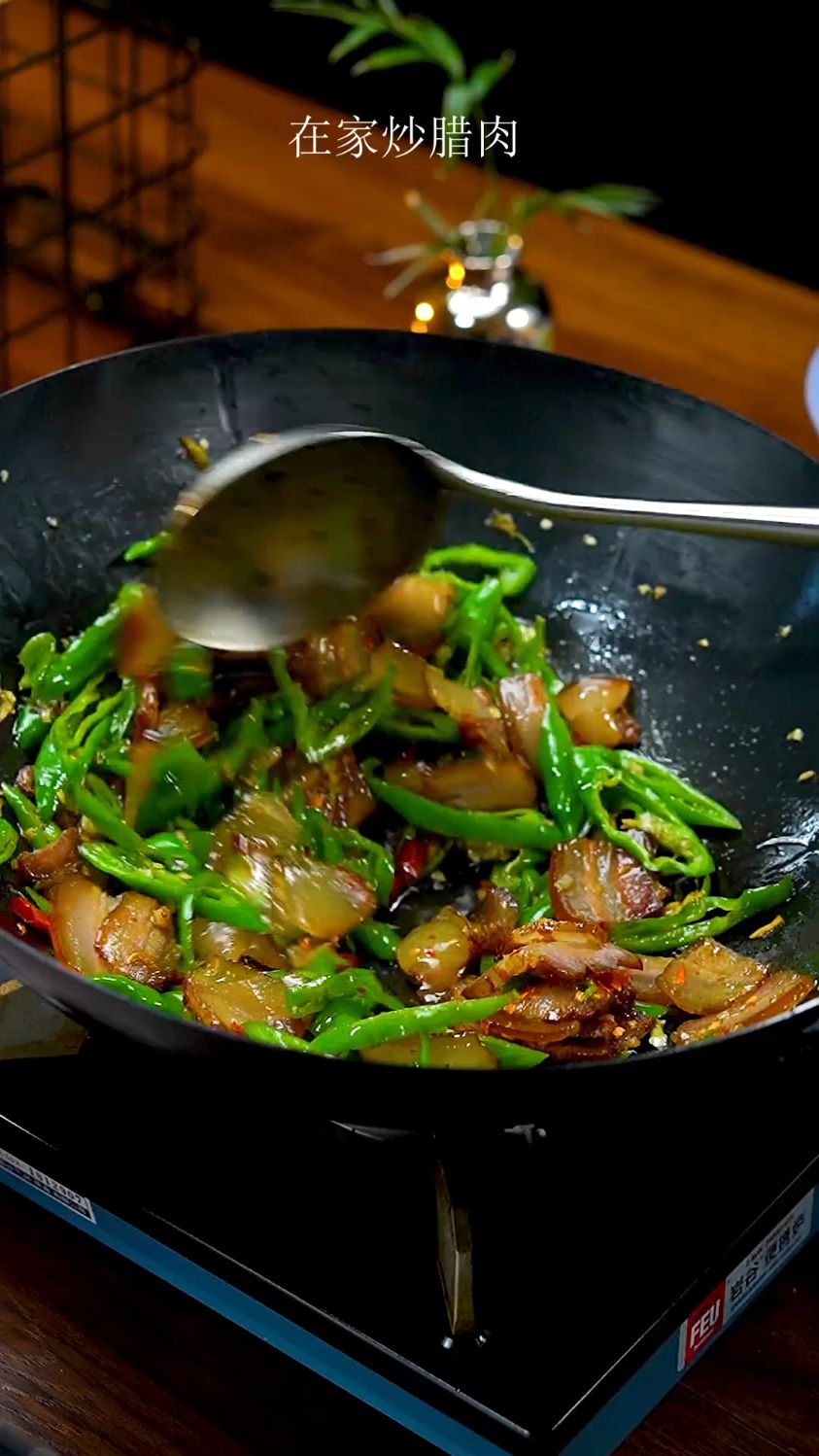 青椒炒腊肉,不管在哪里都是家的味道
