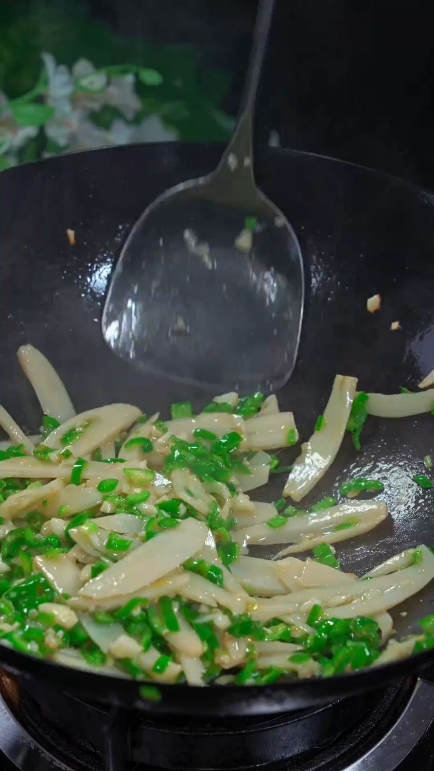 青椒炒藕片,不发黑的做法