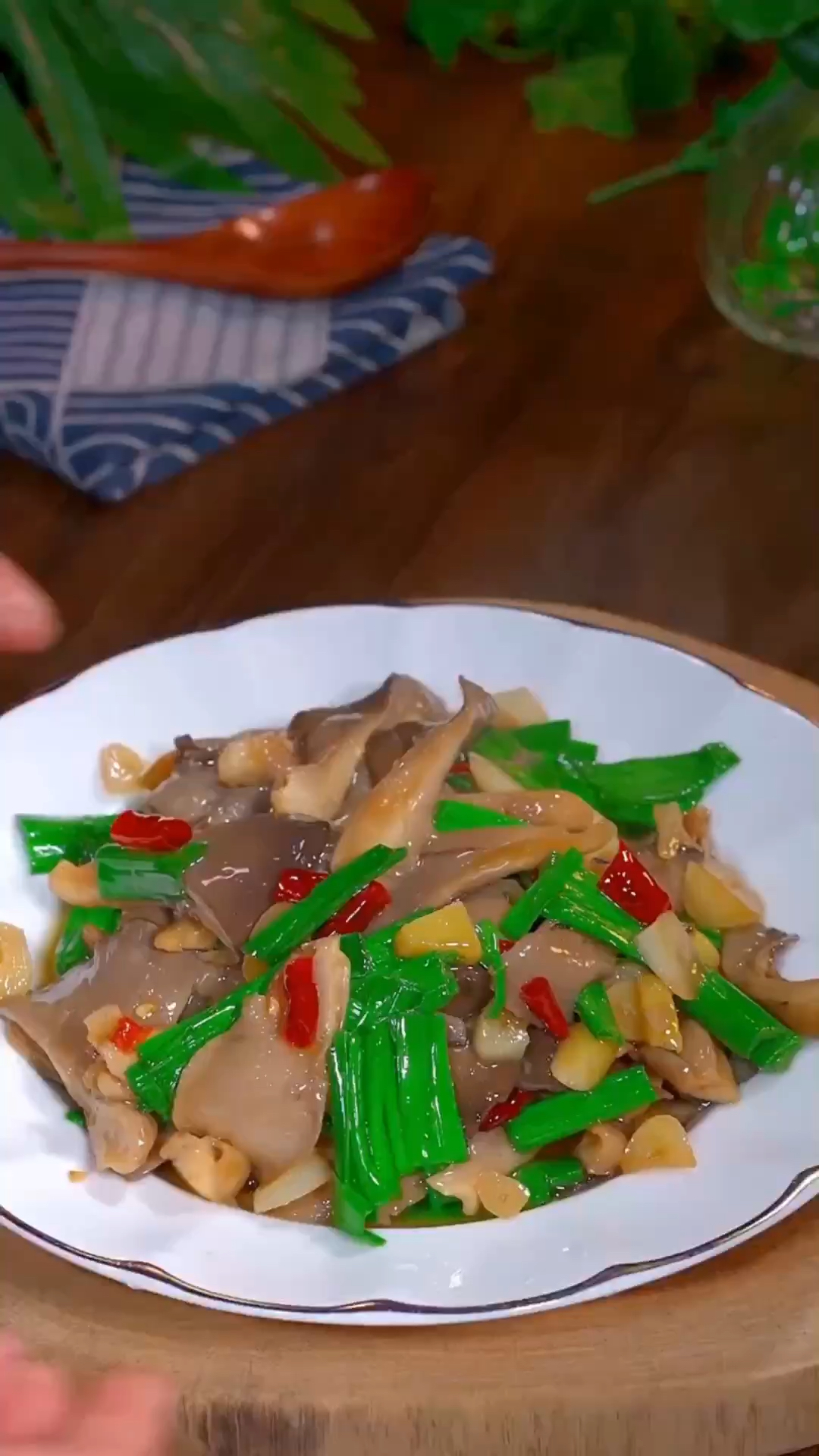 大鱼大肉吃腻了,试试这道素炒平菇,鲜香入味,好吃又下饭