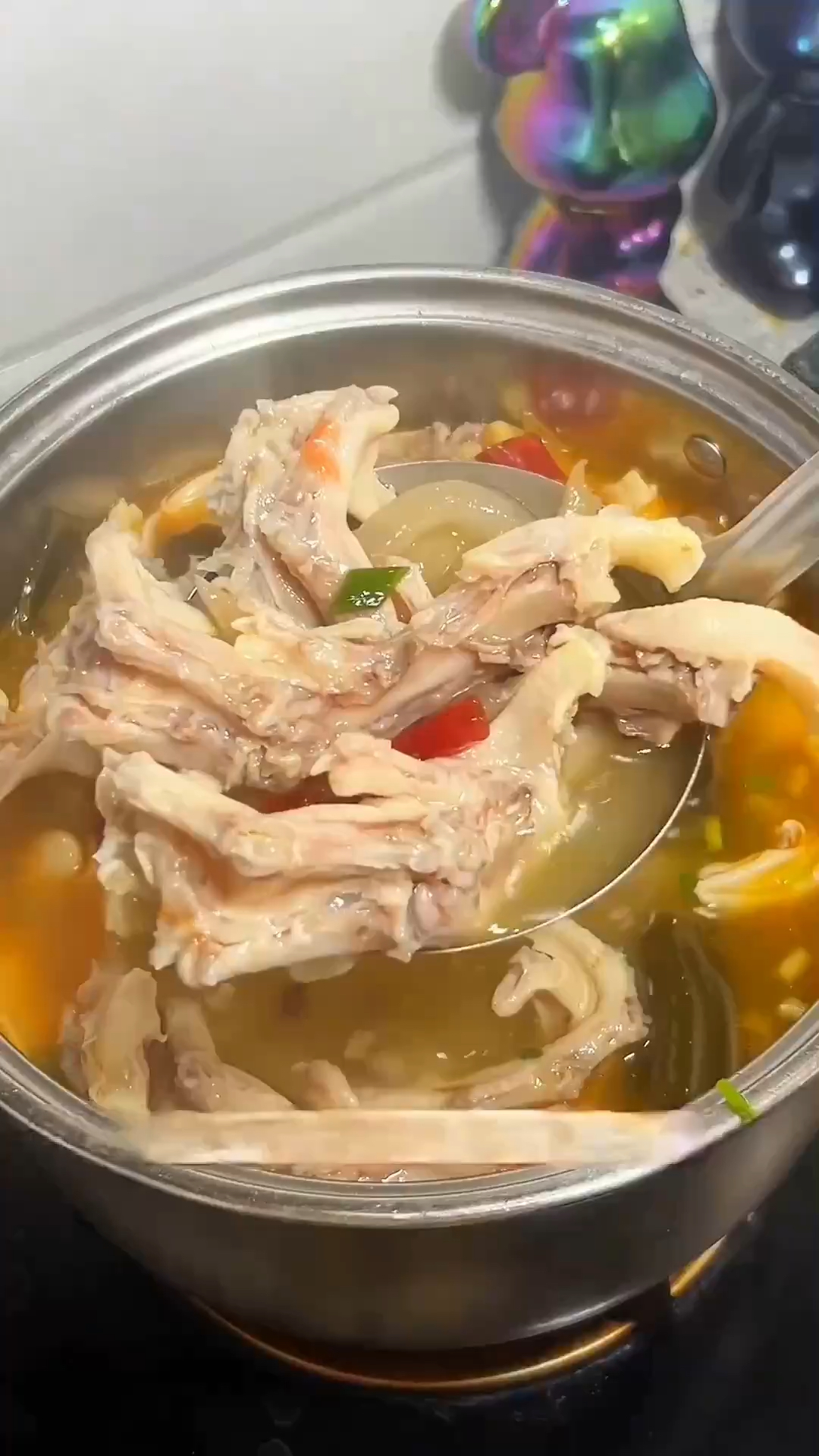 用这个酸萝卜炖的鸭掌汤大人小孩都爱喝,酸辣脱骨,酸爽好喝