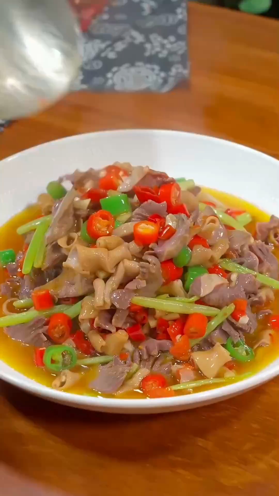 在重庆泡椒风味的火爆菜是特别受欢迎的，味道酸爽下饭