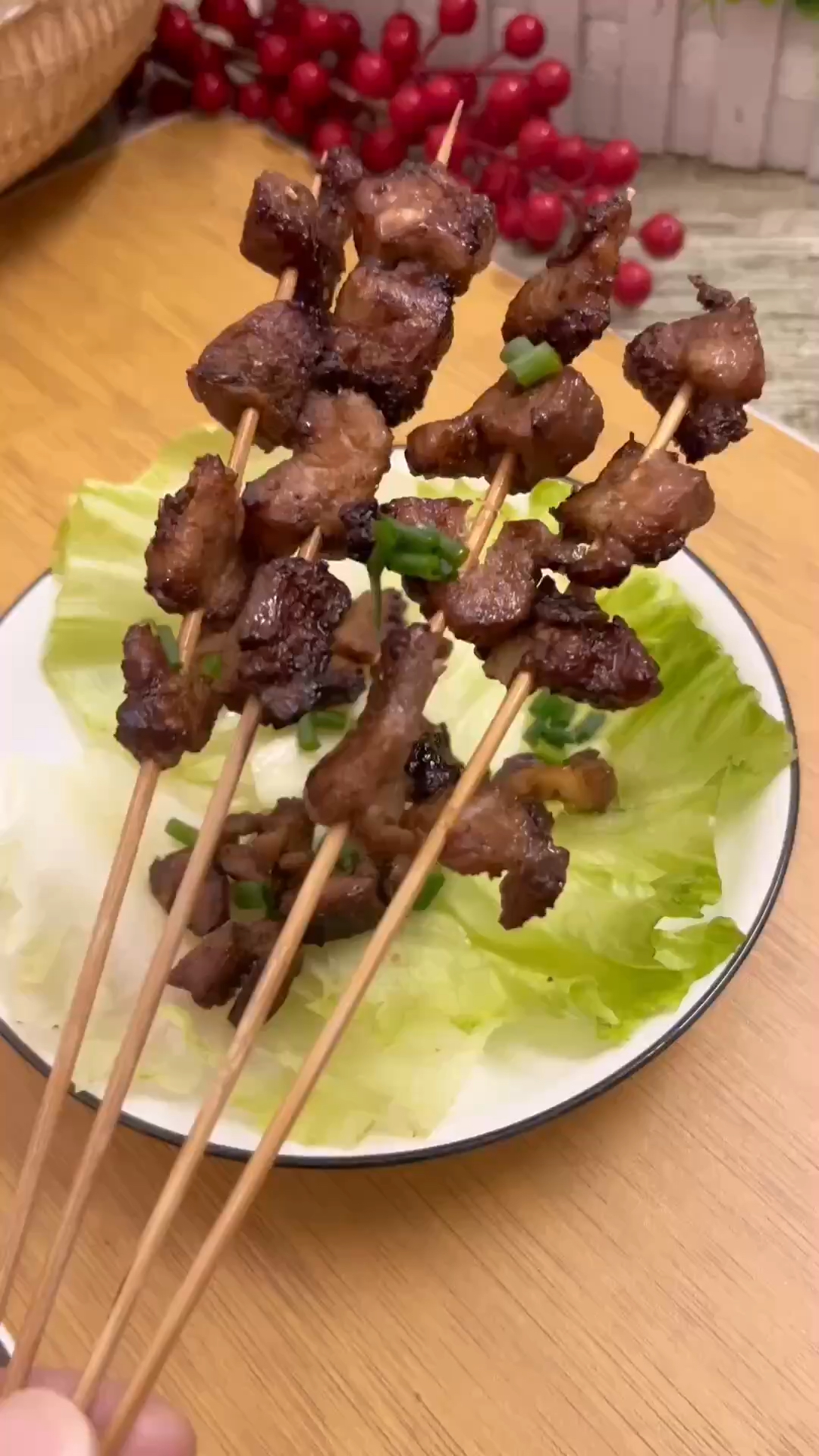 孩子想吃烤串，你就像我这样做个烧烤肉粒，外焦里嫩，满满的肉香