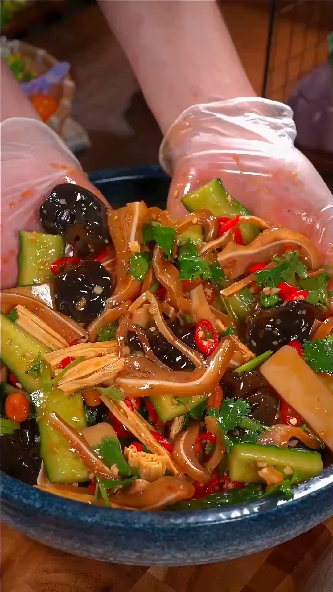 天气越来越热，又到吃凉拌菜的季节了，这样做的凉拌菜麻辣鲜香