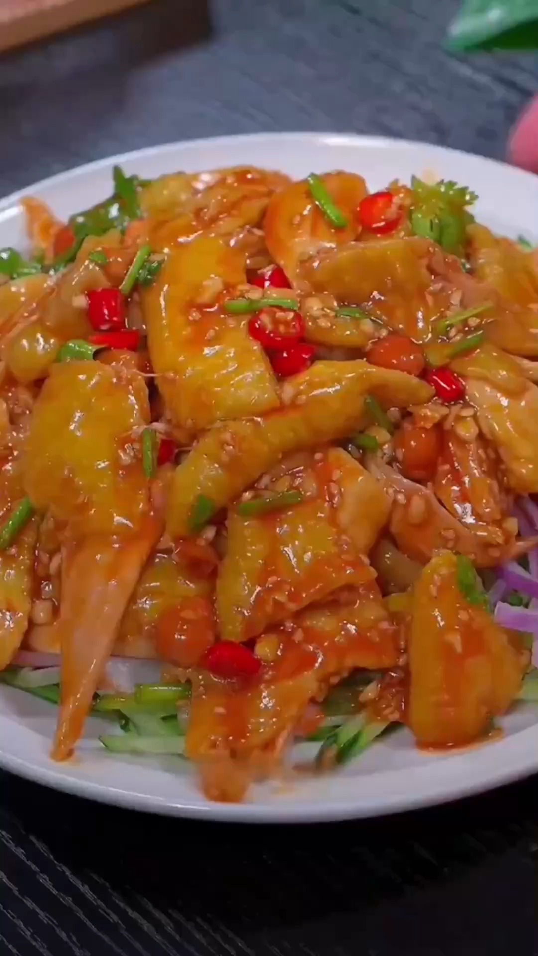 这是我家一周吃8次都不腻的椒麻手撕鸡，皮脆肉嫩，麻辣鲜香