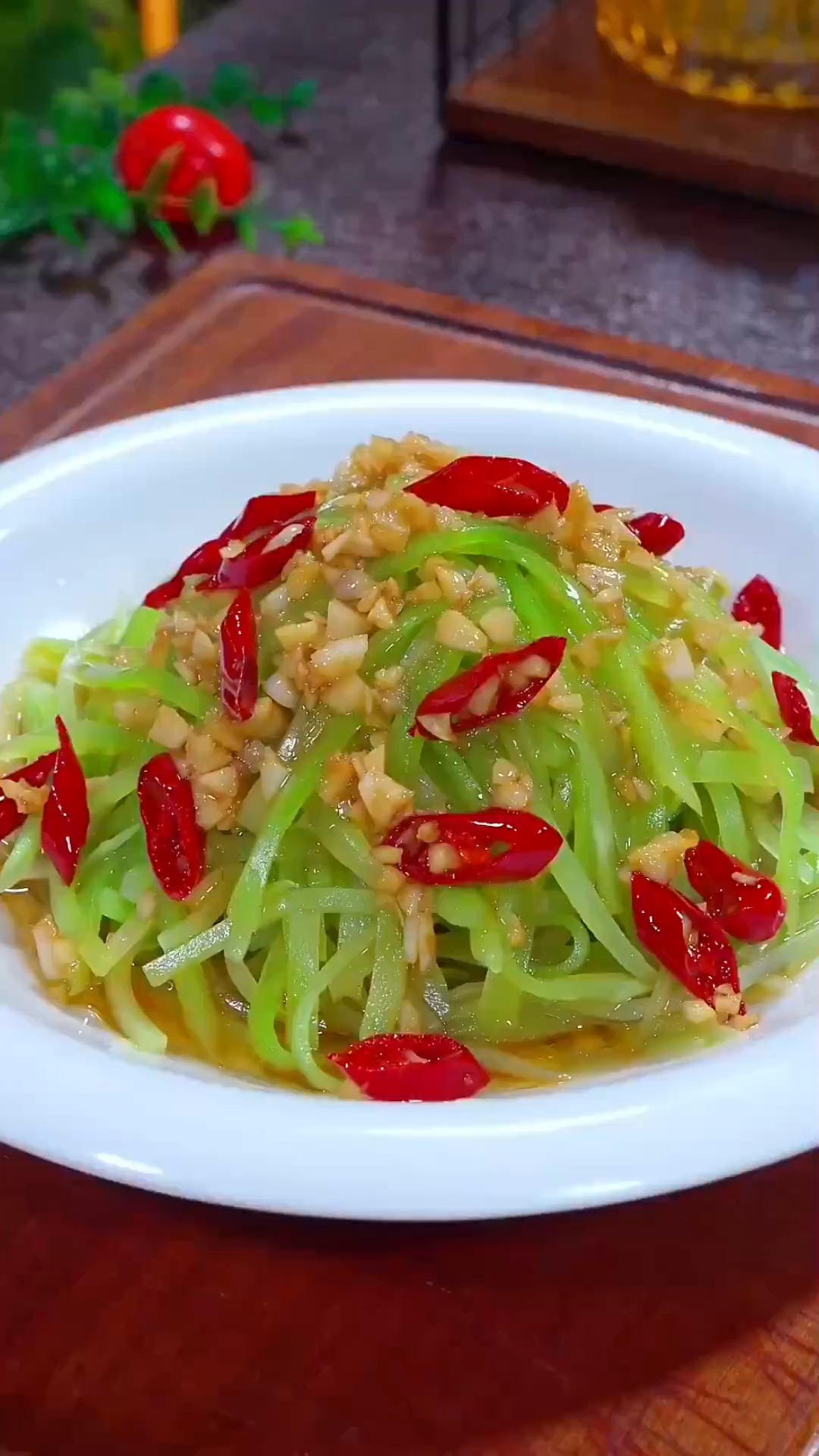 以后莴笋不要总是炒着吃了,你就像我这样做个炝拌莴笋,酸辣爽口