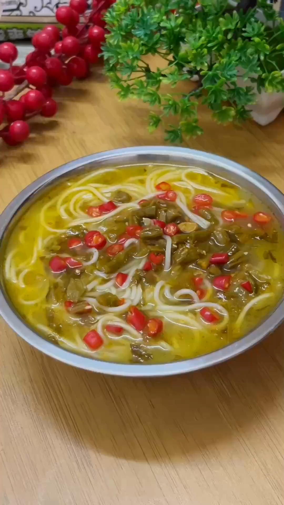 我从来都不吃方便面,就吃这个鼠小满家金汤酸菜面,酸爽过瘾好吃