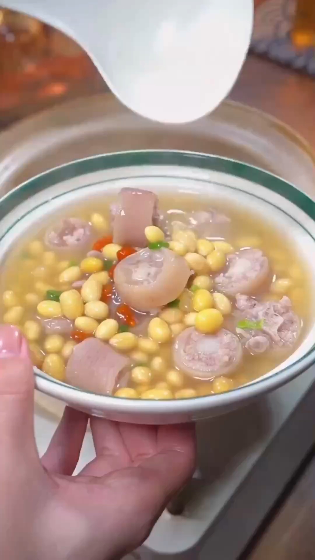 三伏天，我每周都会炖3次这个四神黄豆猪尾汤给家人喝，汤鲜味美