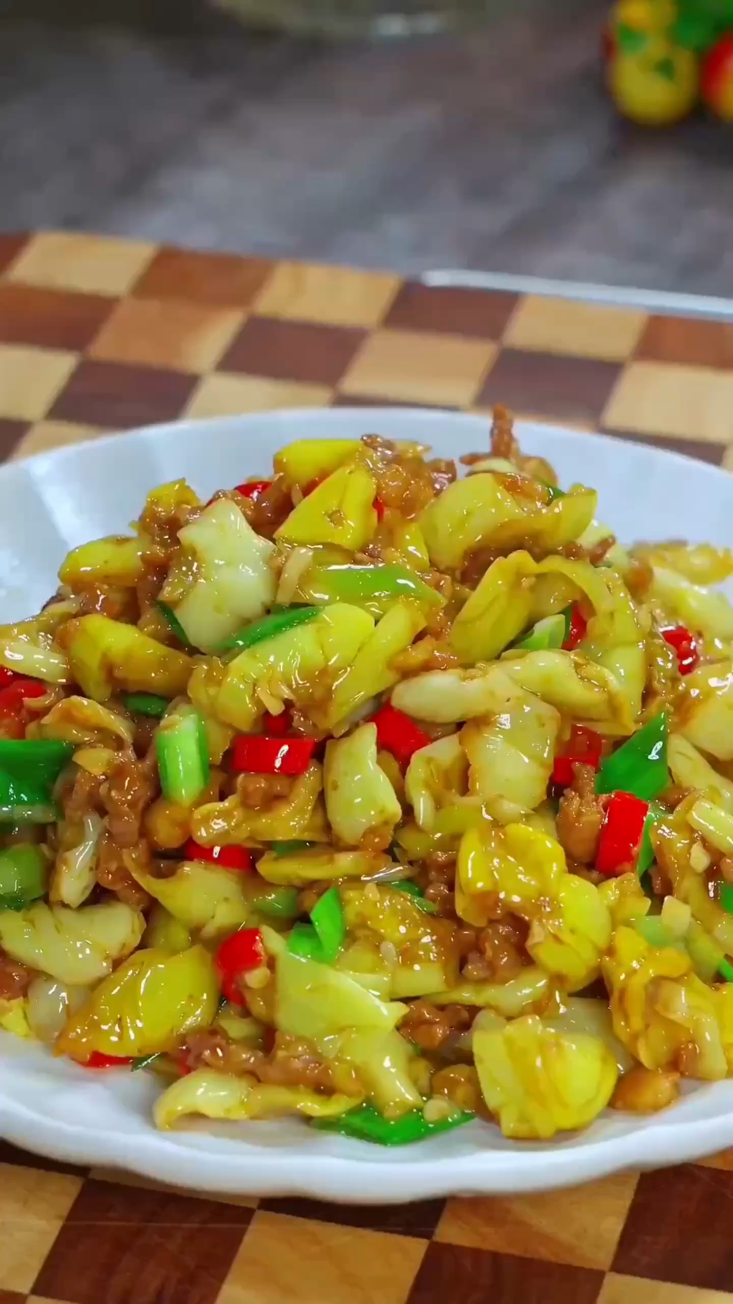 这个脆黄瓜皮随便一炒就很好吃,酸辣脆爽,配粥配米饭太合适了