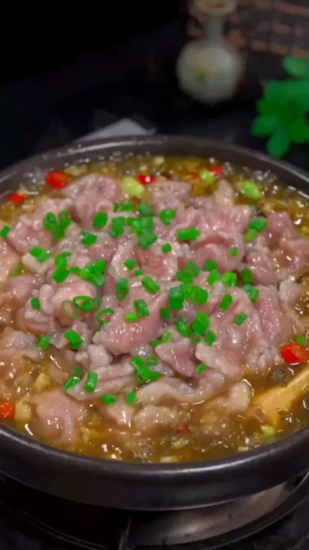 天热吃饭没胃口，你就做一道酸菜滑肉，酸爽过瘾，肉片比豆腐还嫩