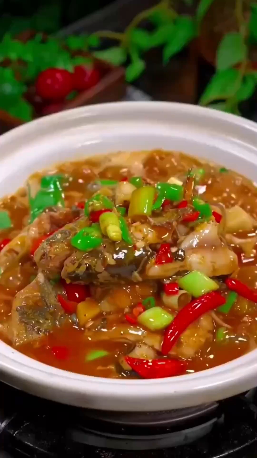 以后黄骨鱼买回来,你就像我这样放砂锅炖一下,香辣入味又好吃