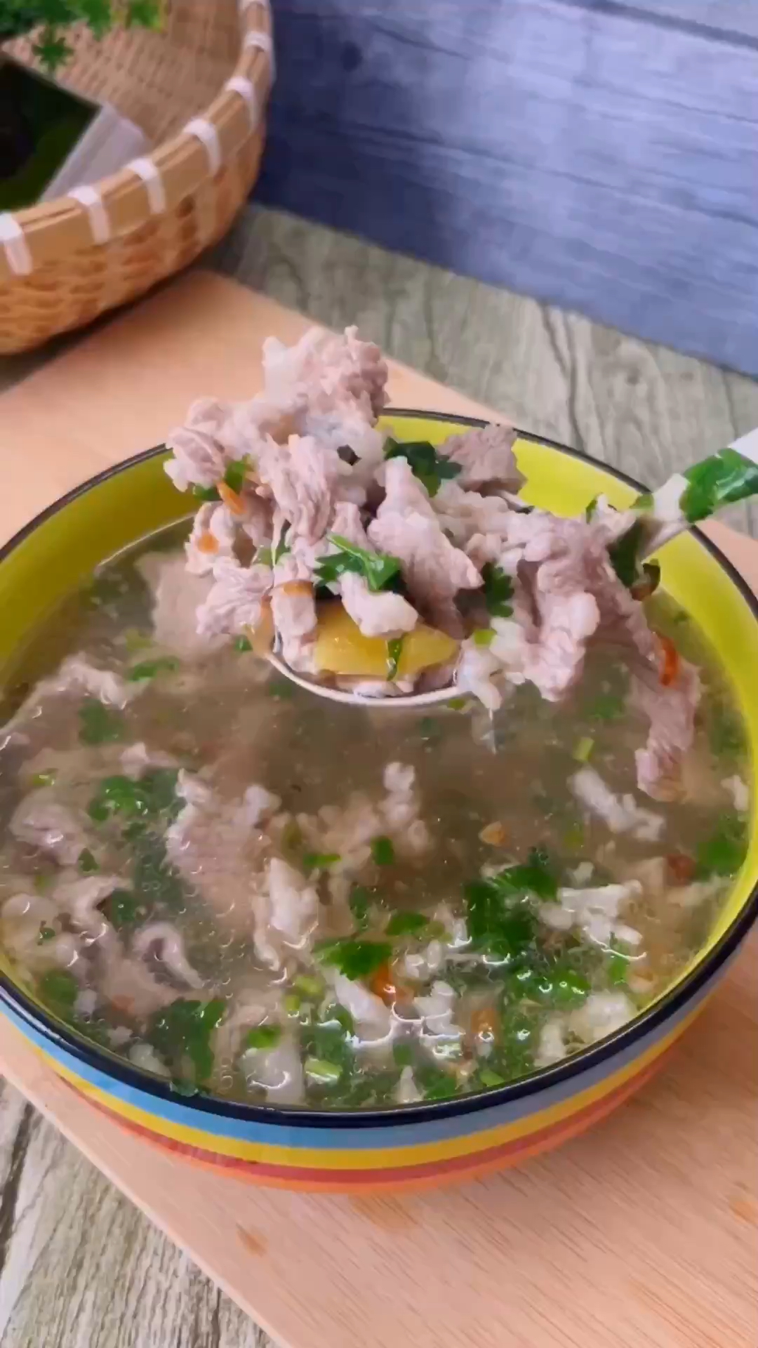 这是我家一周吃8次都不腻的瘦肉汤，又鲜又甜，肉片嫩滑