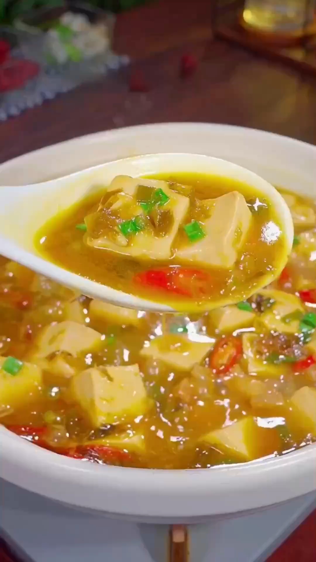 天气热不知道吃什么，那就做一锅金汤酸菜炖豆腐吧，酸爽入味好吃