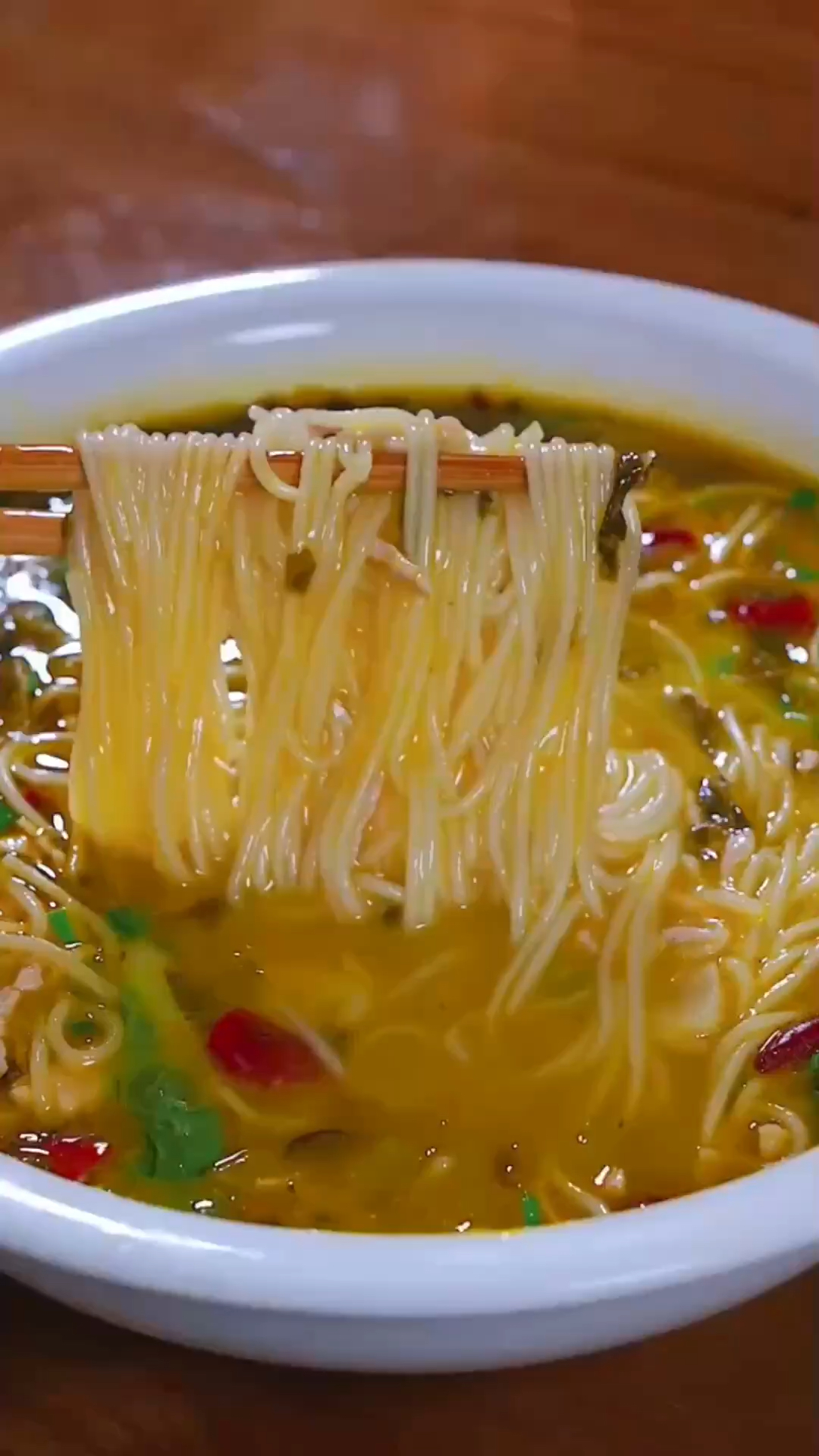 早餐别总是包子油条了，你就做一碗金汤酸菜面，简单又好吃