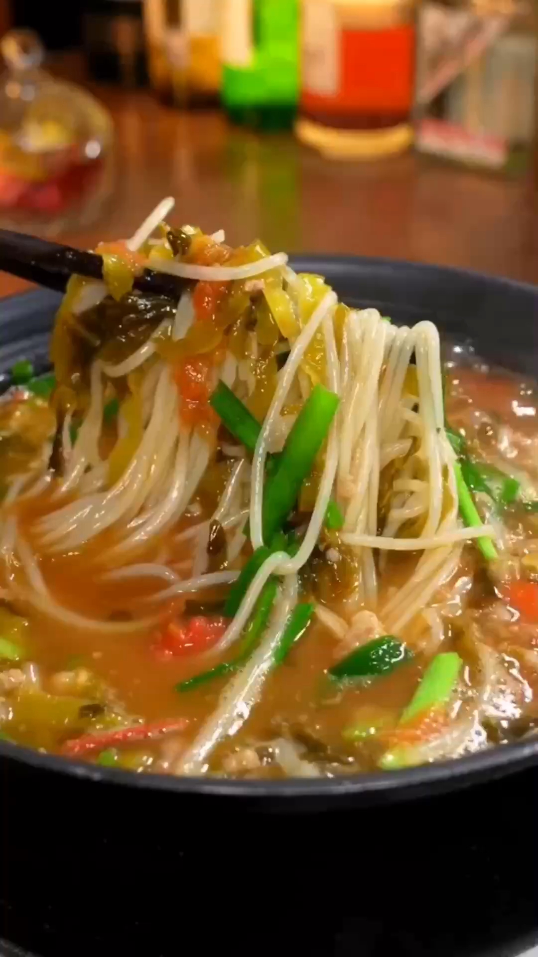 天热你要是不知道吃什么，那就做一锅酸菜砂锅米线，酸爽好吃