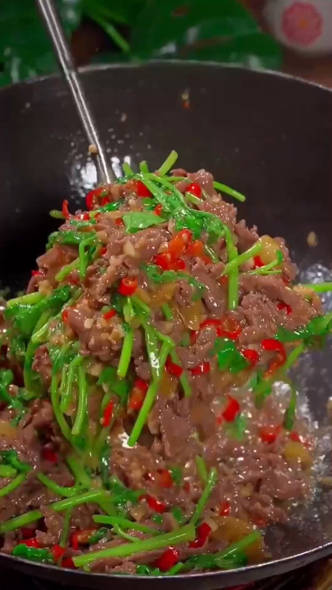 以后想吃泡椒炒牛肉,你就像我这样做,滑嫩鲜香,简单好吃又下饭