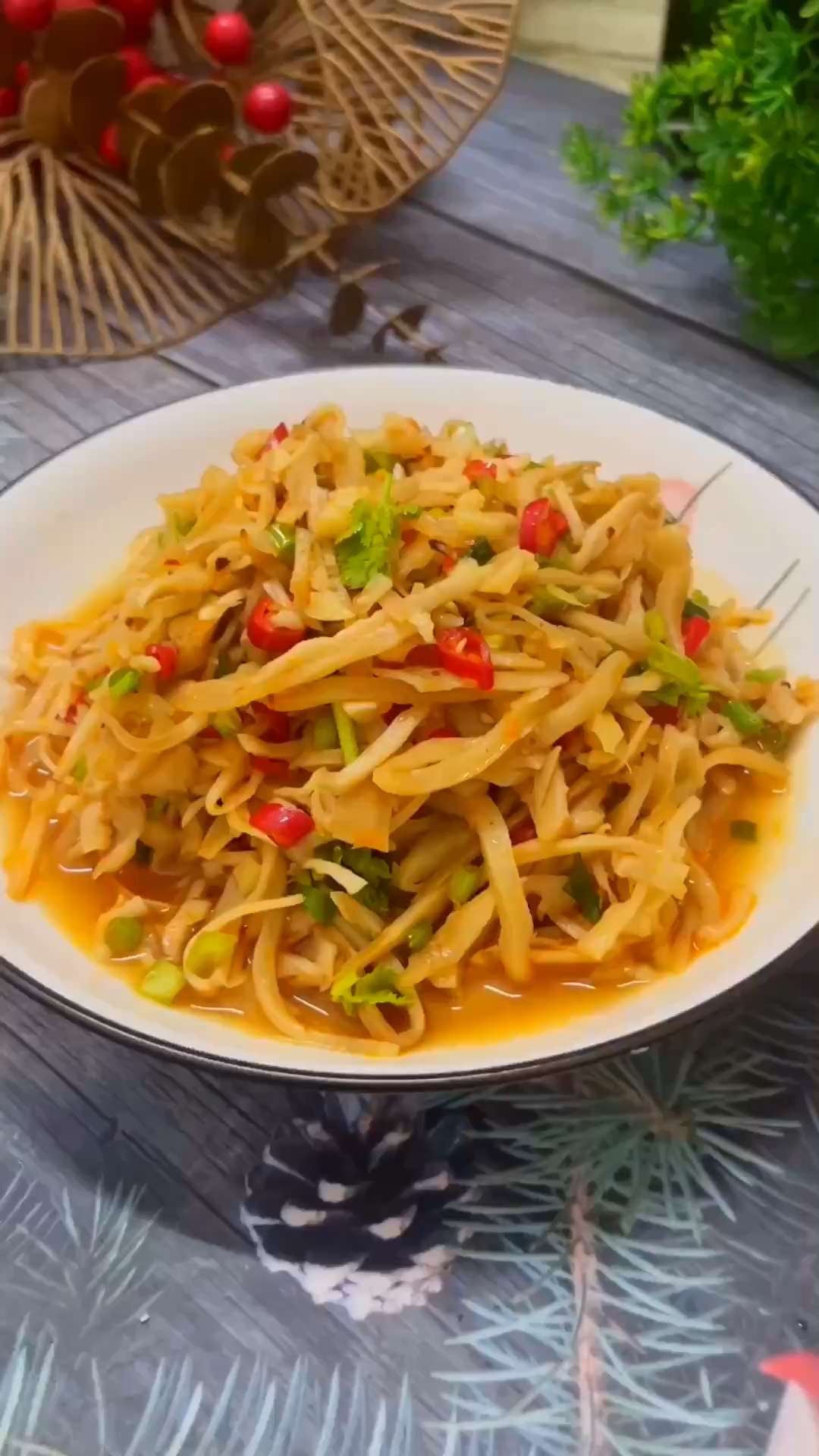 天热不知道吃什么下饭菜，试试这个凉拌笋丝，脆嫩爽口，简单好吃