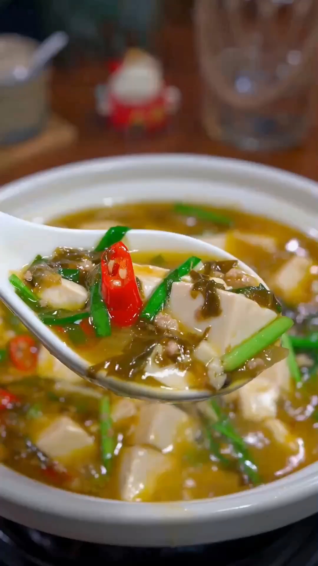 酸菜炖豆腐虽不是什么大鱼大肉，但真的很下饭，酸爽入味又好吃