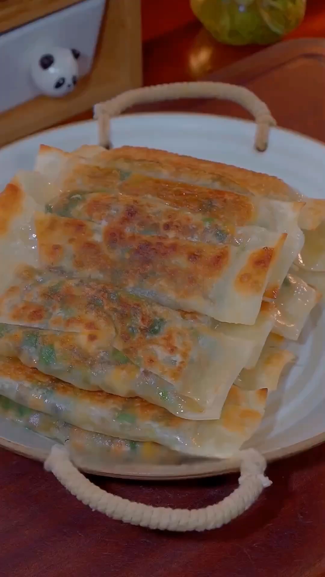 每次朋友聚会，我都会做这个韭菜春季，外酥里嫩，一上桌都抢着吃