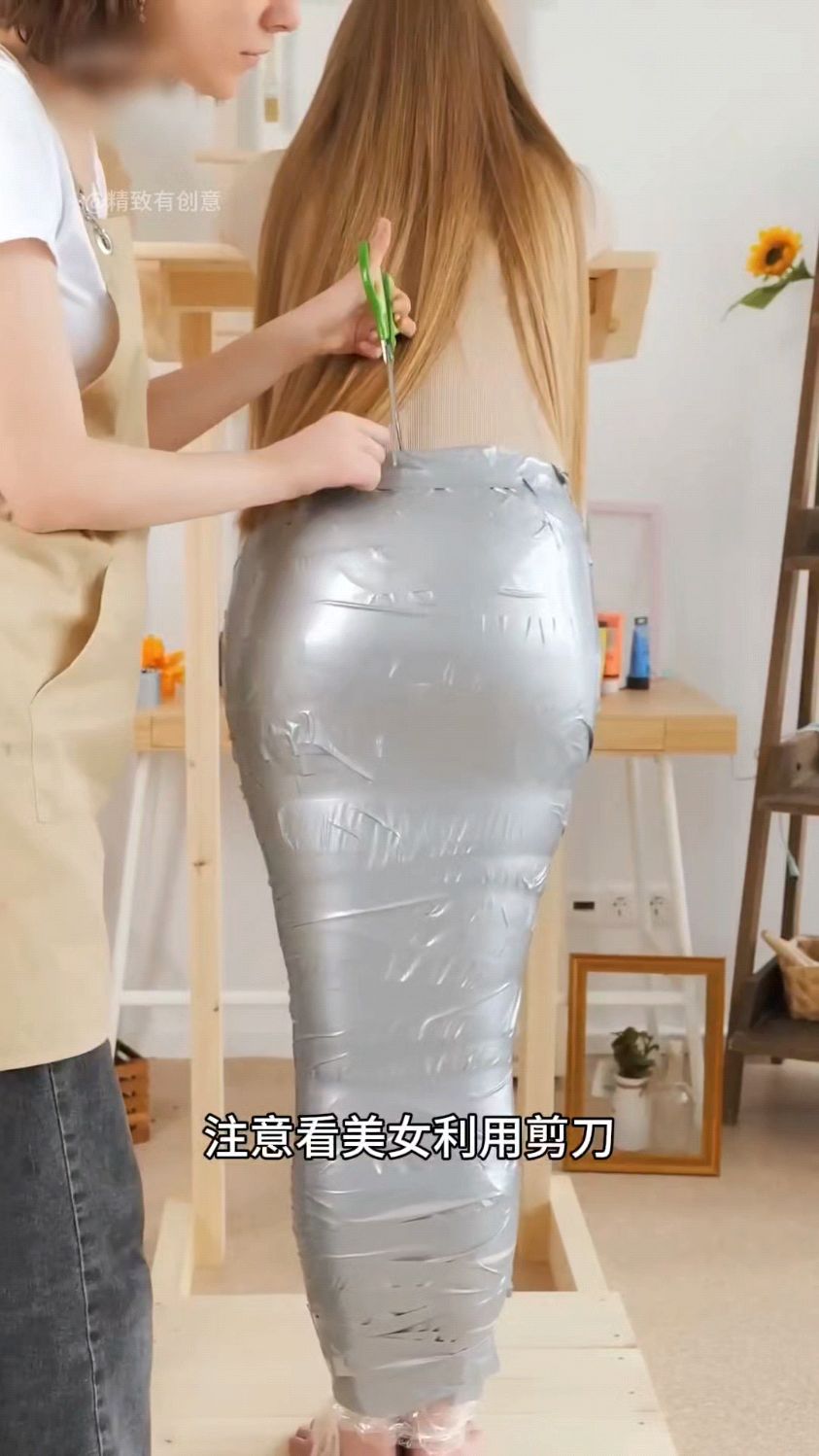 美女居然纯手工制作出一款精致漂亮的鱼尾服饰,这手艺简直太绝了