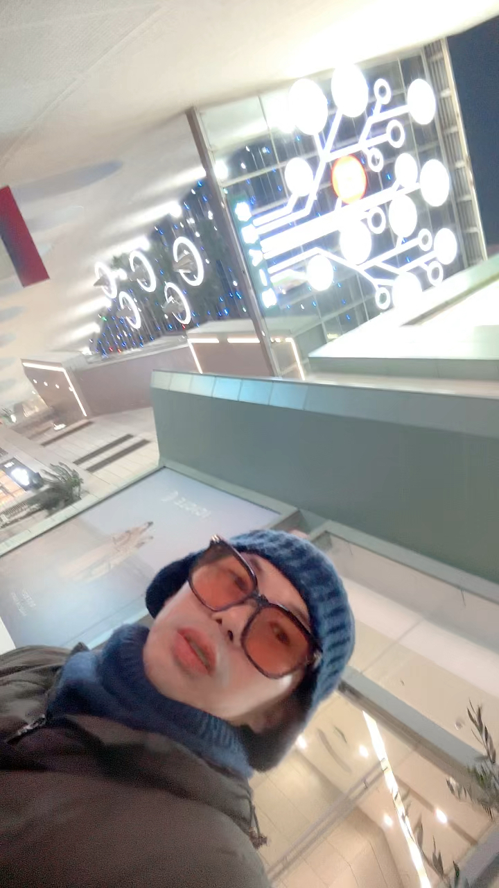 上海八佰伴商场吃饱饭散步