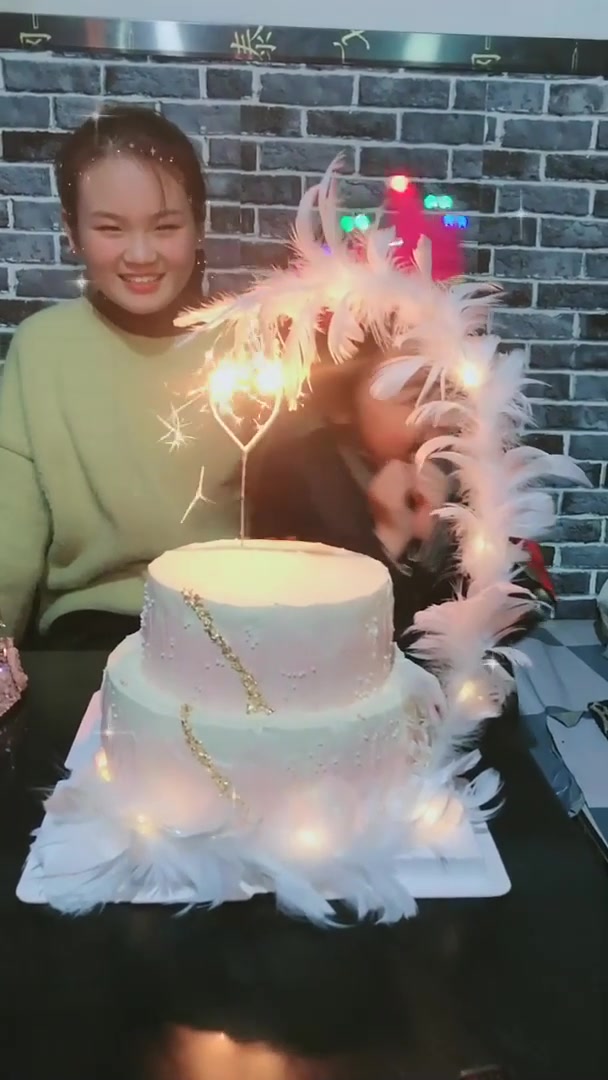 生日蛋糕燃起心形烟花，羽毛灯带美到犯规！