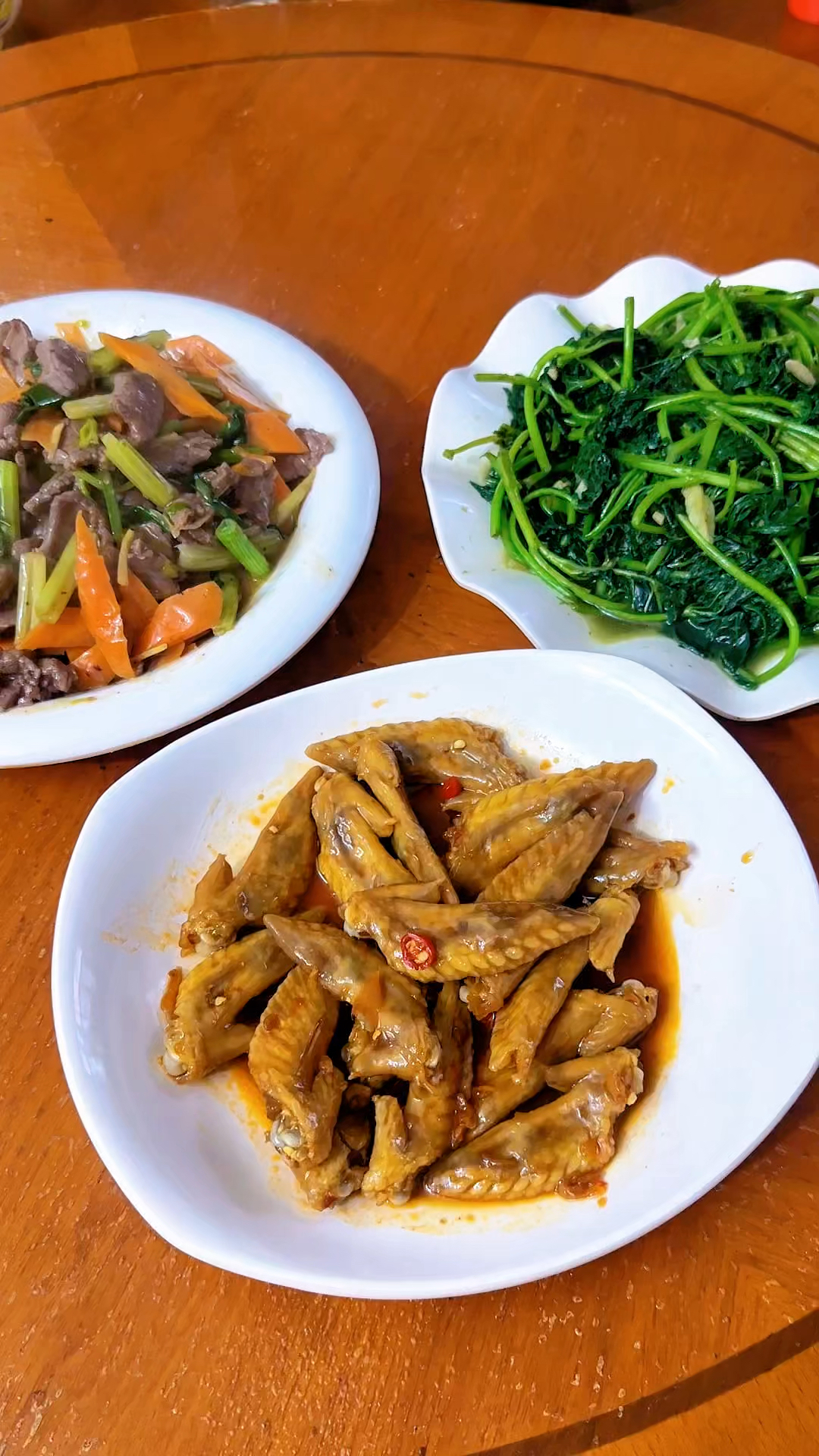 今天饭菜 凉拌鸡尖 清炒红薯叶 爆炒牛肉